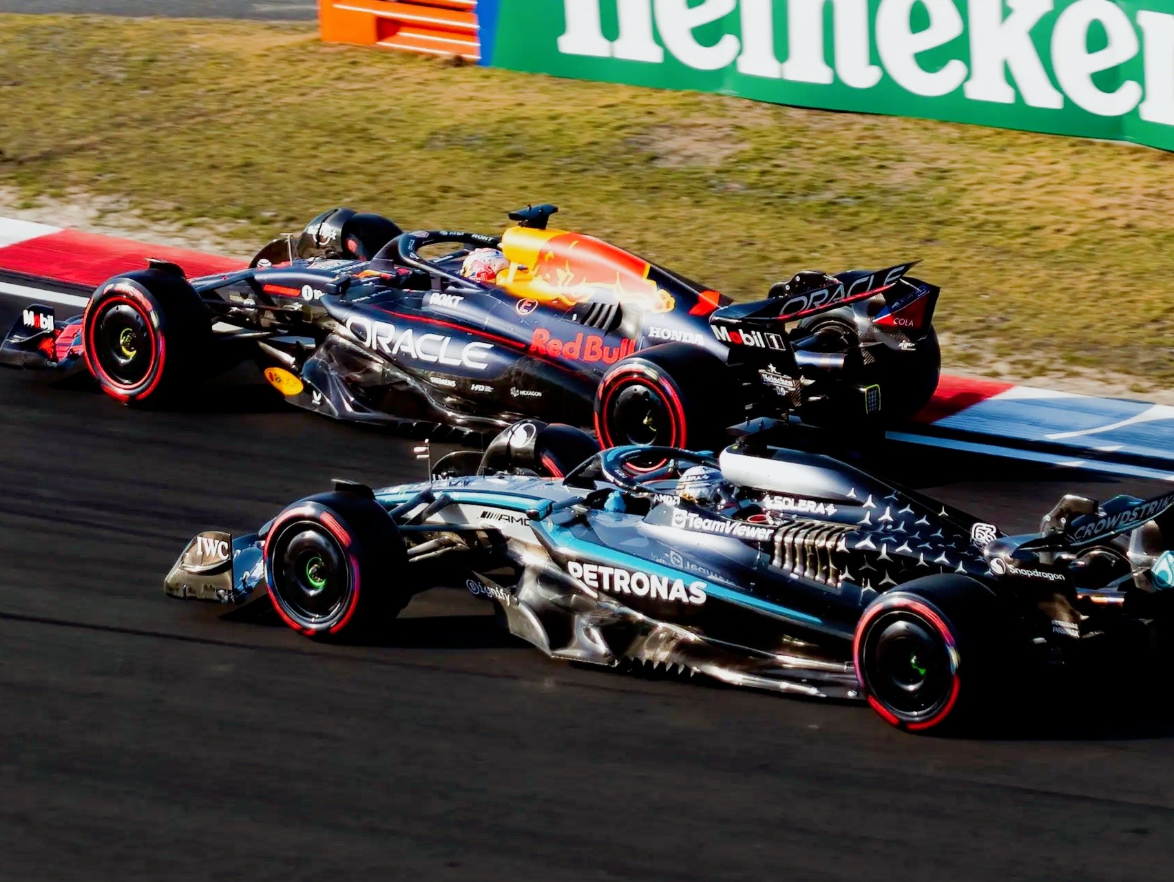 关于梅赛德斯鏖战红牛车队，塞恩斯高光表现的信息