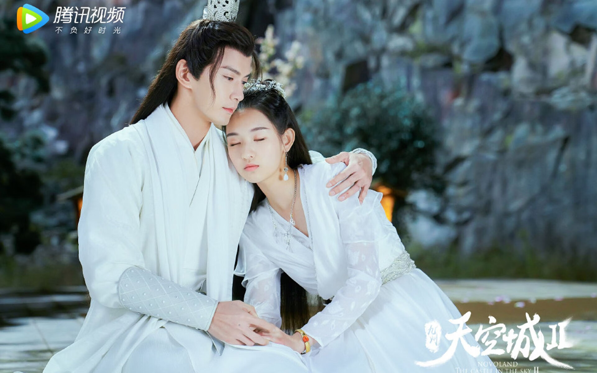 方向盘的两端,当F1悬念终结时,杰伦格林正统治另一个赛场